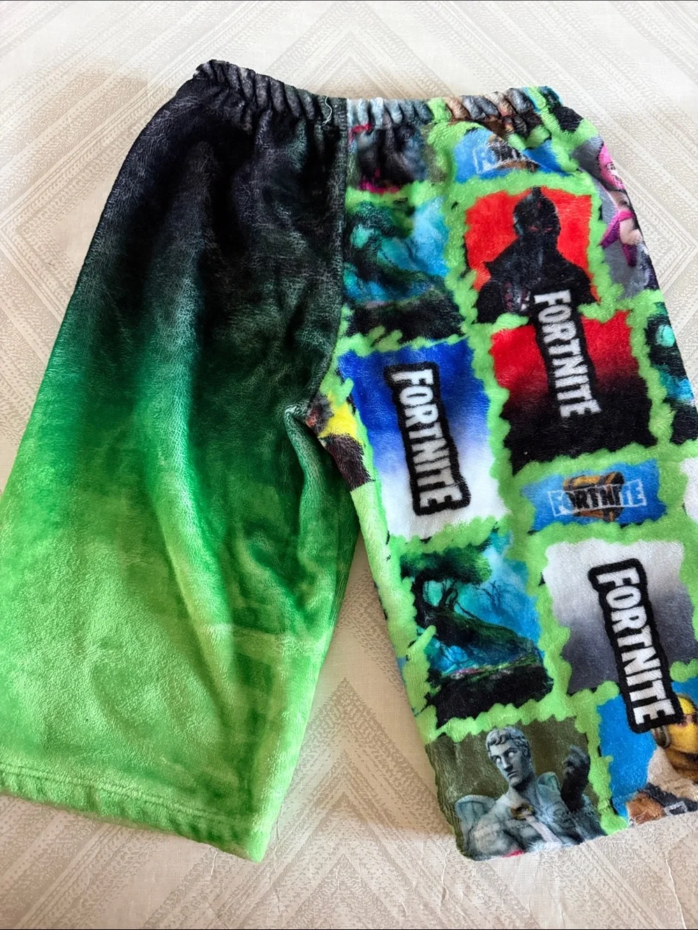Fortnite Kids Youth Medium Plush Lounge Shorts Green Black Blue Gaming Print